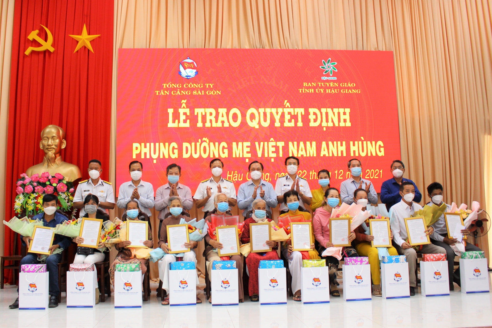 “Tết này mẹ có thêm các con ở Tân Cảng Sài Gòn nên ấm lòng lắm!” “Tết này mẹ có thêm các con ở Tân Cảng Sài Gòn nên ấm lòng lắm!”