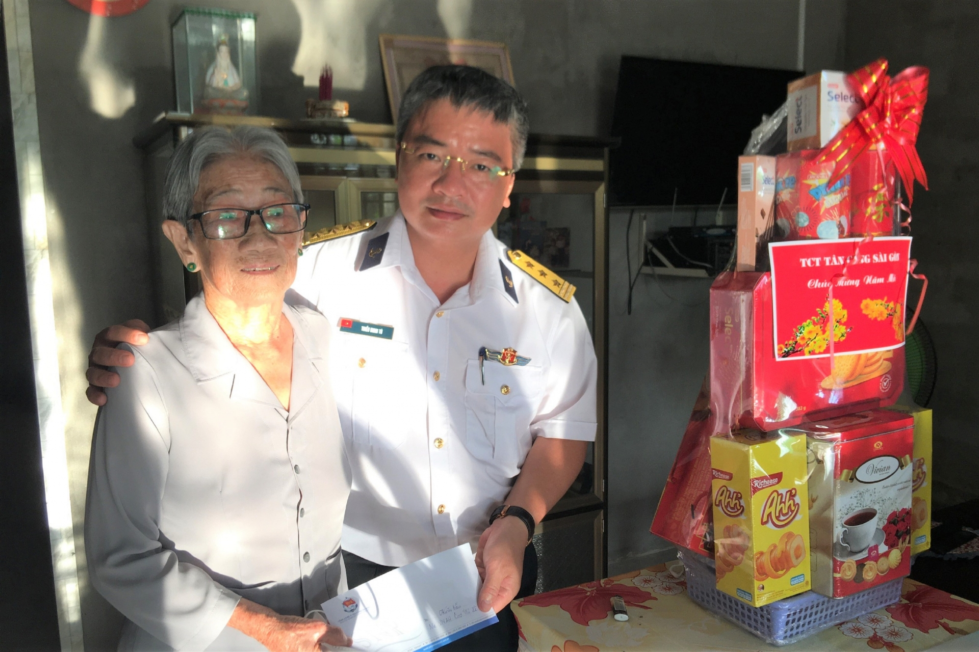 “Tết này mẹ có thêm các con ở Tân Cảng Sài Gòn nên ấm lòng lắm!” “Tết này mẹ có thêm các con ở Tân Cảng Sài Gòn nên ấm lòng lắm!”