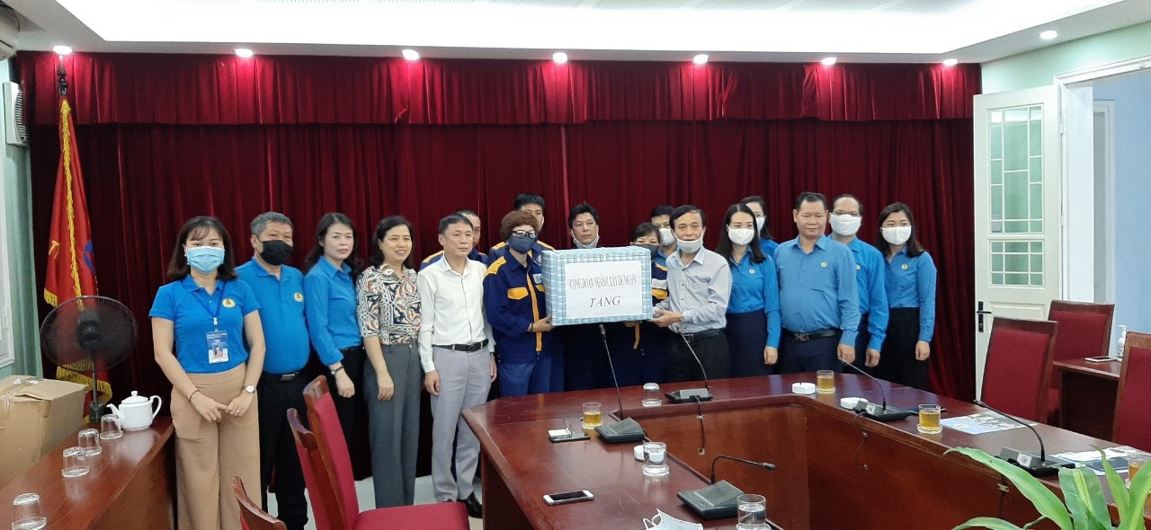 Cùng công nhân lao động nâng cao nhận thức, góp phần đẩy lùi dịch bệnh cung cong nhan lao dong nang cao nhan thuc gop phan day lui dich benh