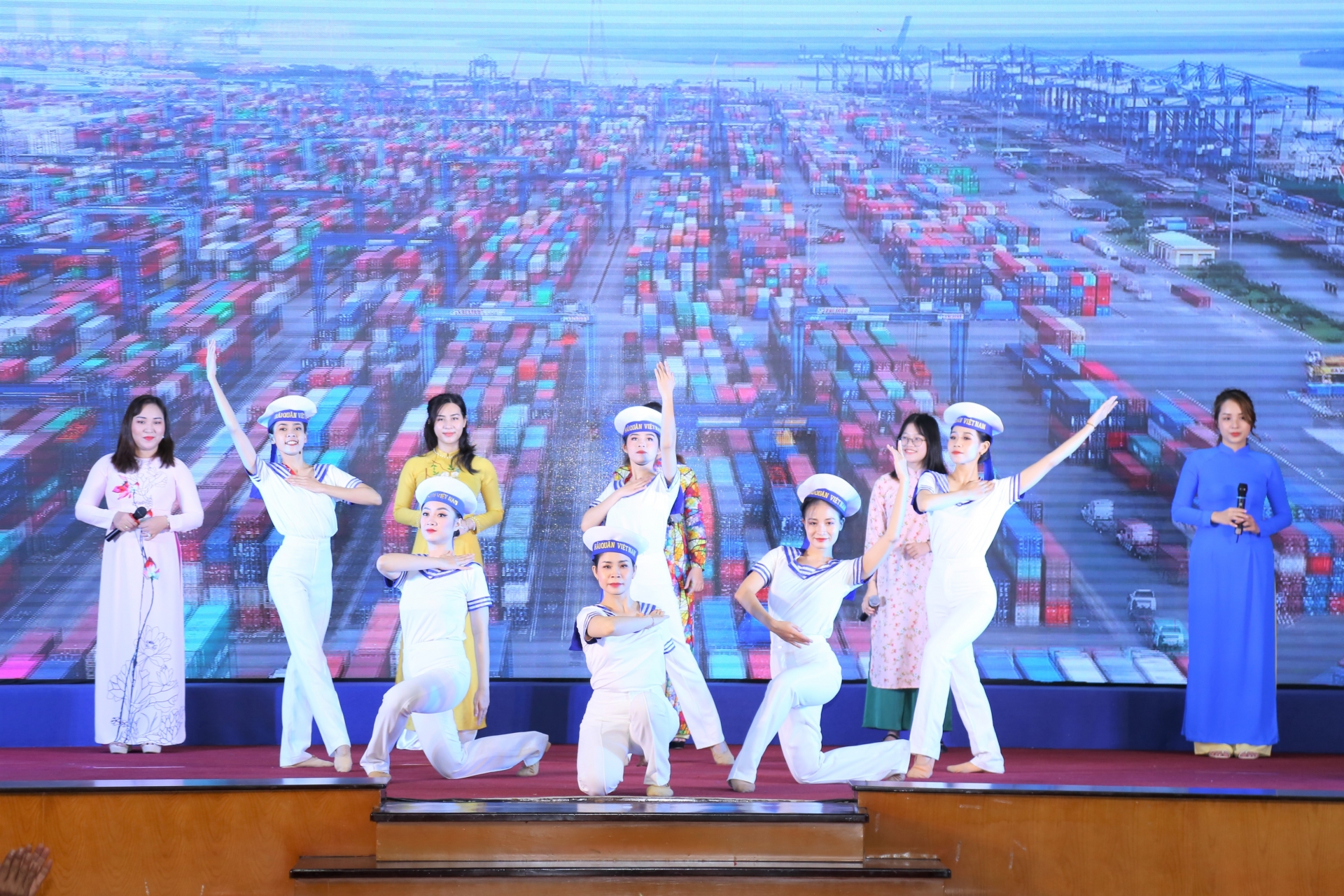 Vững vàng hội nhập kinh tế số và ứng phó với an ninh phi truyền thống Vững vàng hội nhập kinh tế số và ứng phó với an ninh phi truyền thống