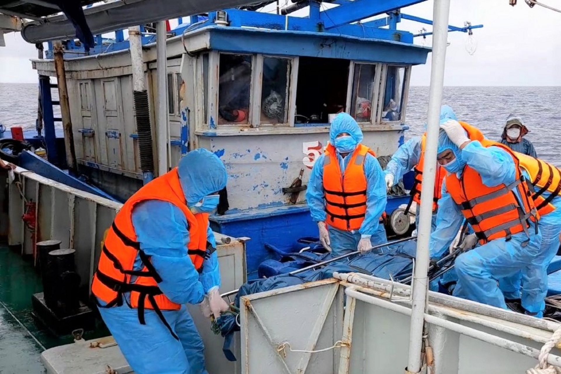 Tàu 743 Tổng  Công ty Tân  Cảng  Sài  Gòn  đưa ngư dân bị nạn trên biển về đất liền