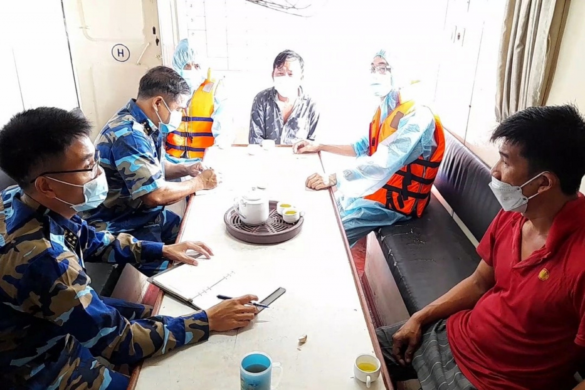 Tàu 743 Tổng  Công ty Tân  Cảng  Sài  Gòn  đưa ngư dân bị nạn trên biển về đất liền