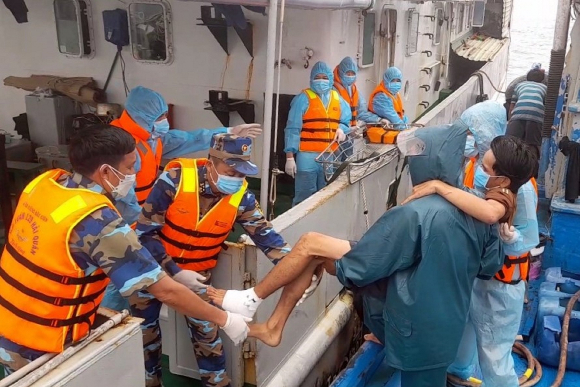 Tàu 743 Tổng  Công ty Tân  Cảng  Sài  Gòn  đưa ngư dân bị nạn trên biển về đất liền