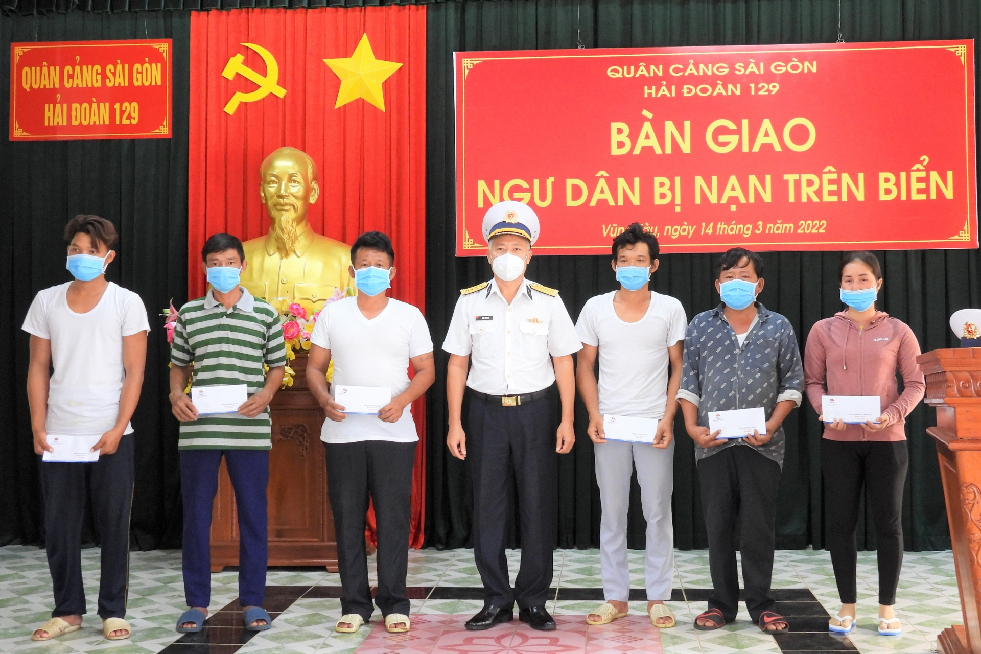 Tổng công ty Tân Cảng Sài Gòn đưa ngư dân bị nạn về đất liền an toàn