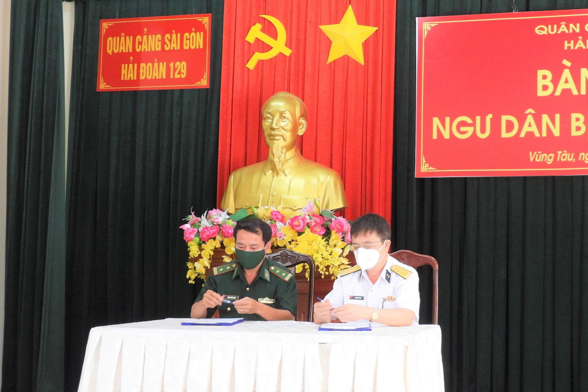 Tổng công ty Tân Cảng Sài Gòn đưa ngư dân bị nạn về đất liền an toàn