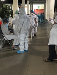 trao tang 500 trieu dong tien mat va vat tu y te cho tien tuyen chong dich