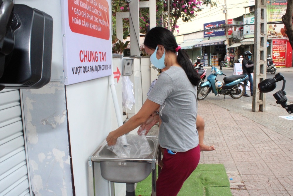 Ông chủ máy 'ATM gạo': “Tôi sẽ nỗ lực bằng trọn trái tim và tâm huyết” ong chu may atm gao toi se no luc bang tron trai tim va tam huyet