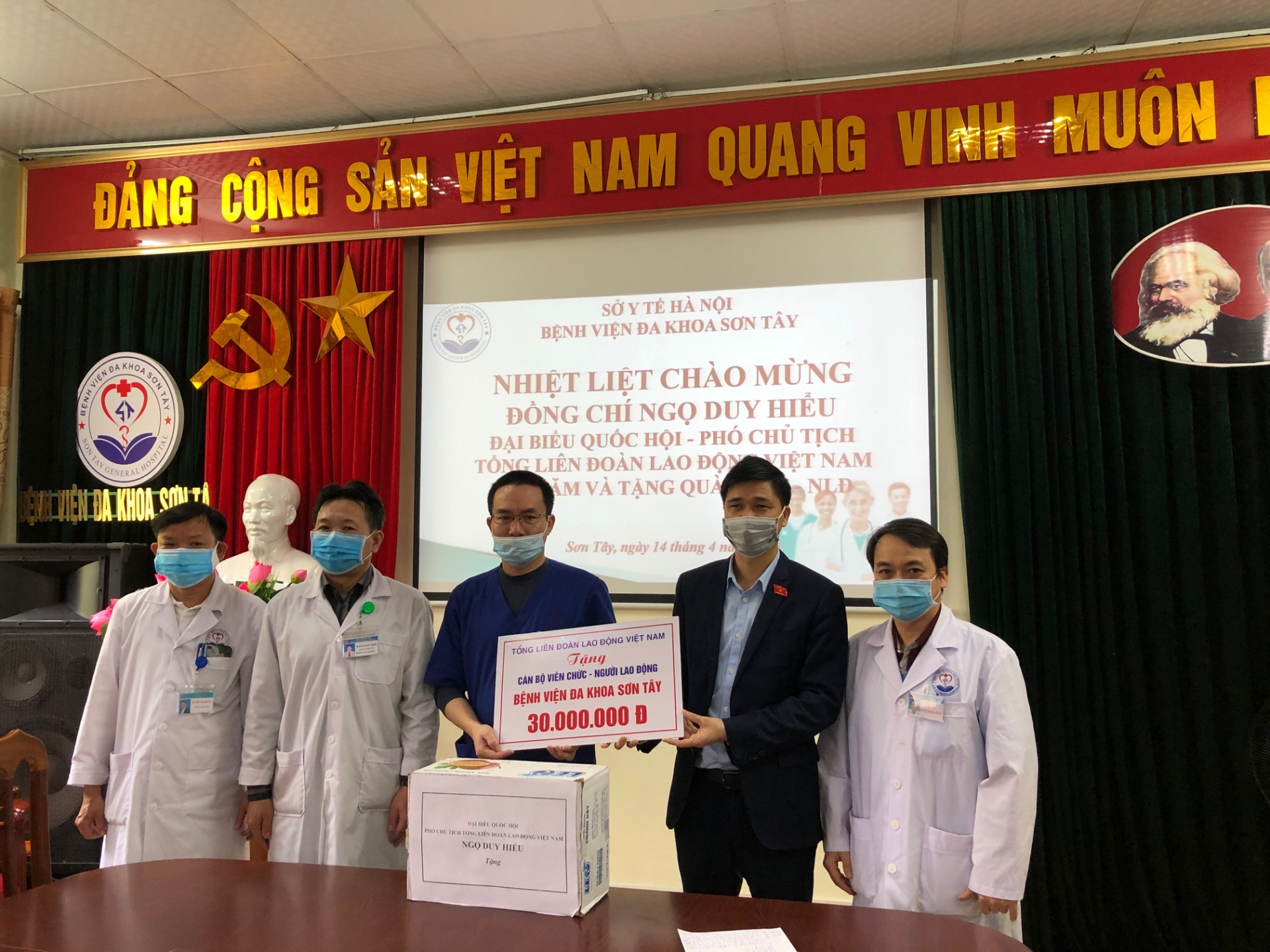 Tổng LĐLĐ VN thăm và tặng quà TX Sơn Tây và một số huyện ở Hà Nội pho tong ldld viet nam tham va tang qua tx son tay va mot so huyen