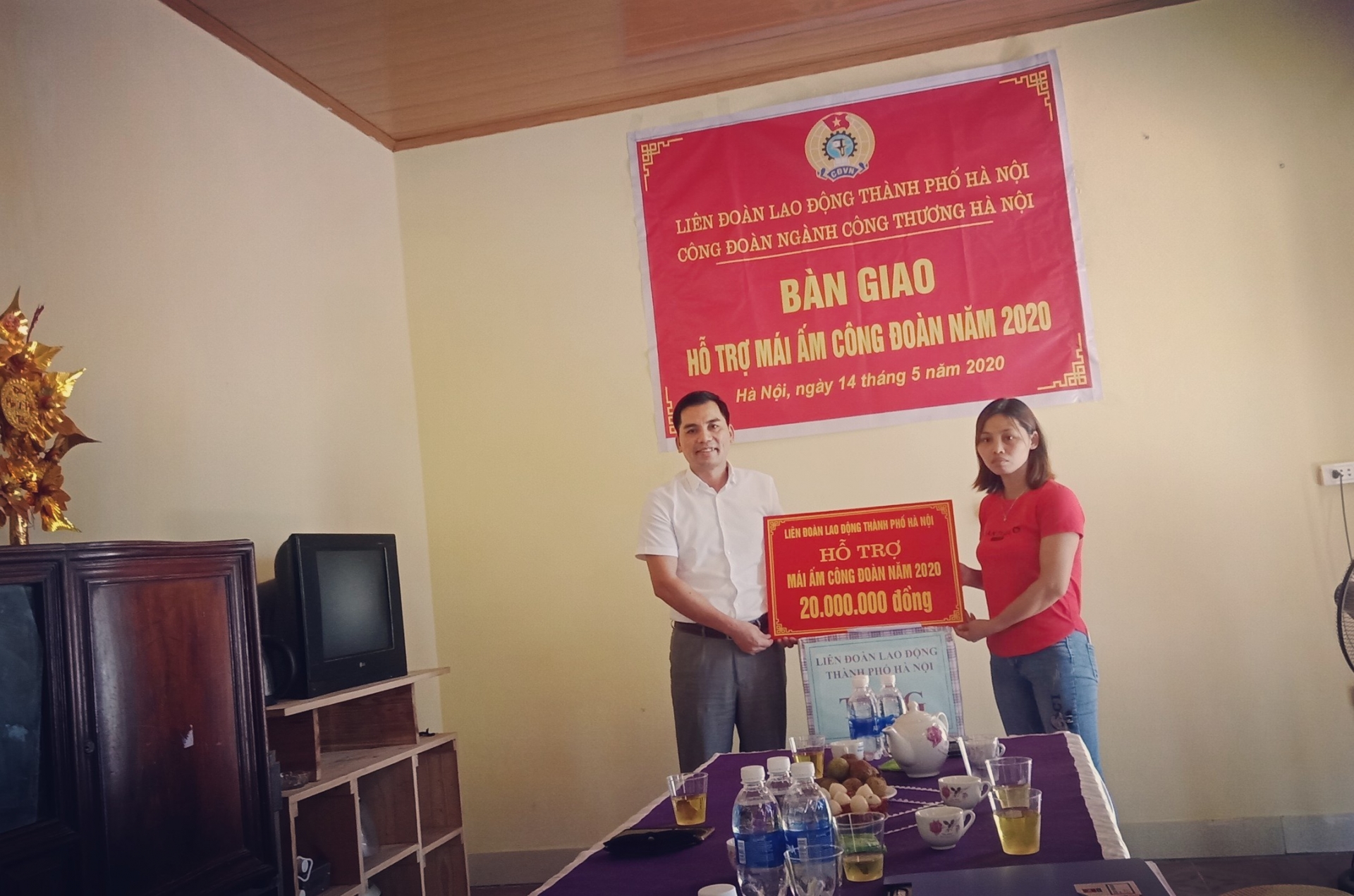 hanh phuc vo oa den voi nhung cong nhan co hoan canh kho khan