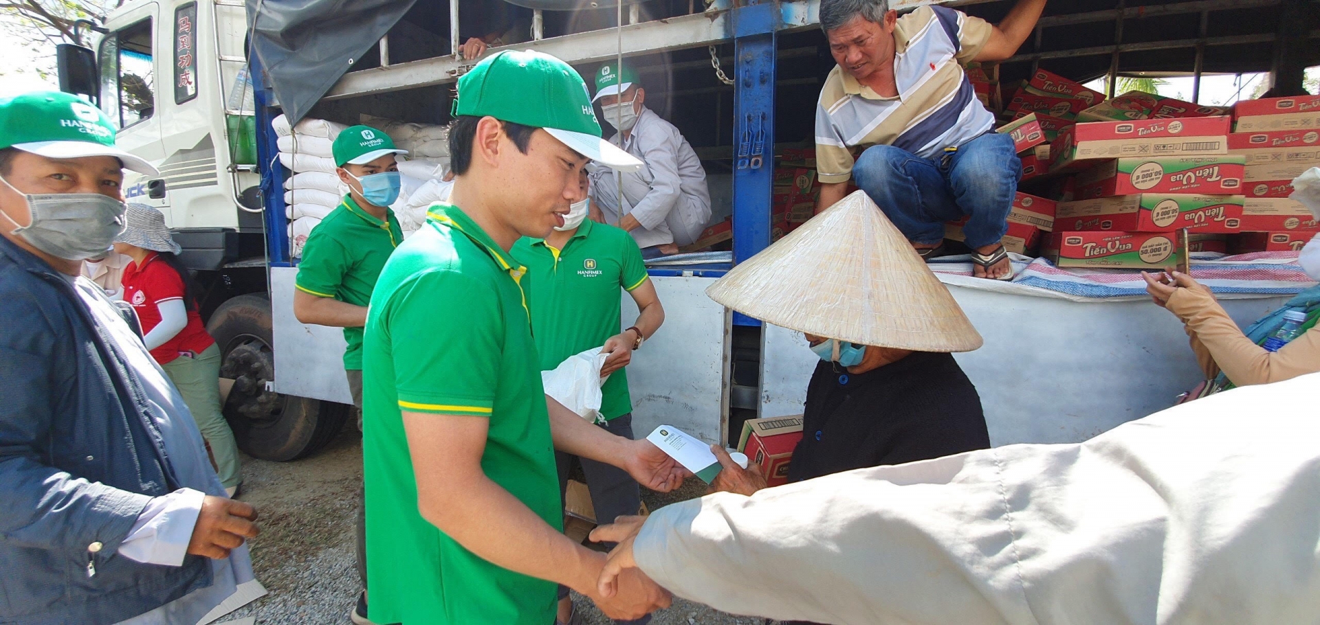 Công đoàn Hanfimex Group sát cánh cùng người dân miền Trung sau lũ