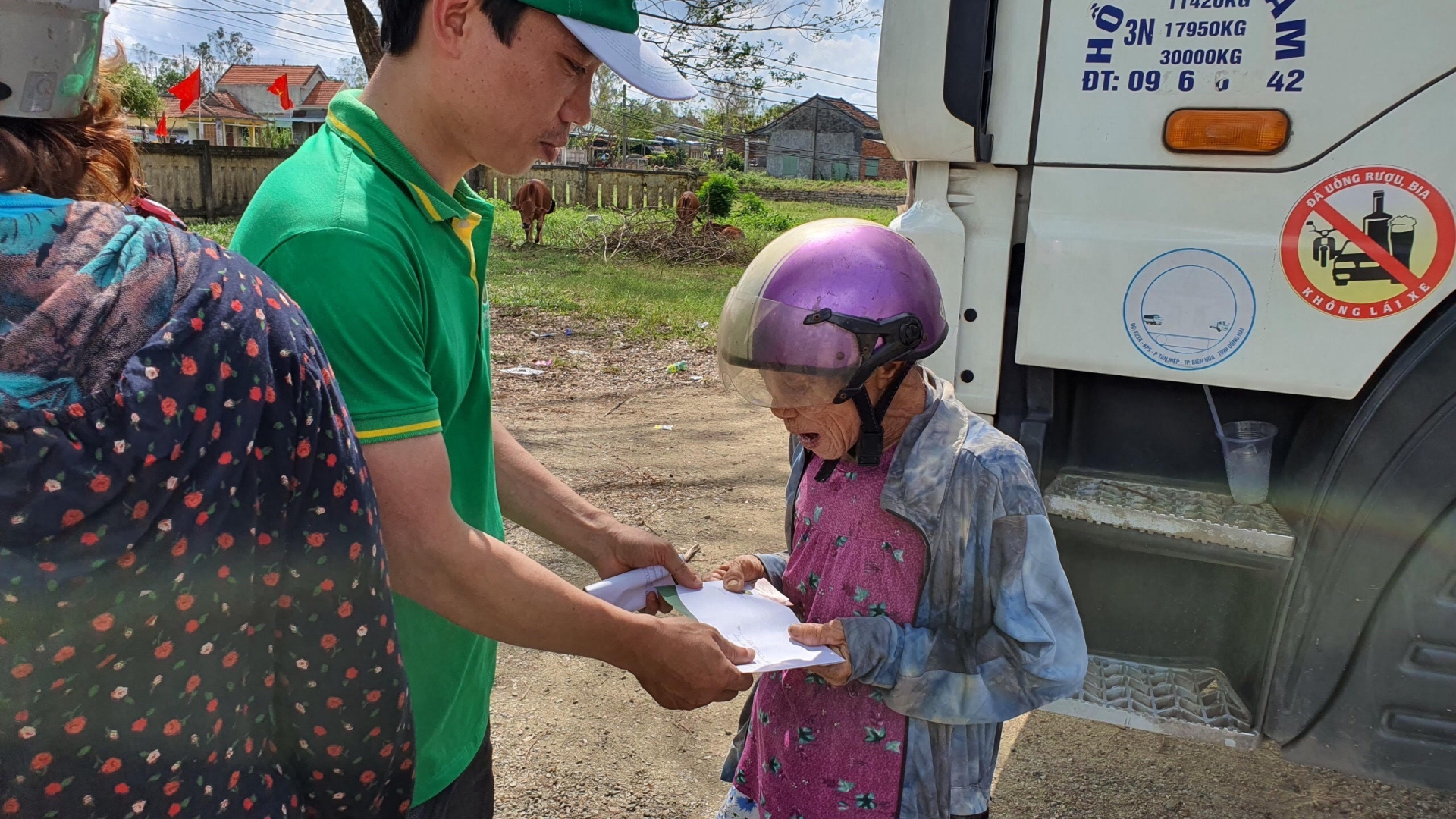 Công đoàn Hanfimex Group sát cánh cùng người dân miền Trung sau lũ