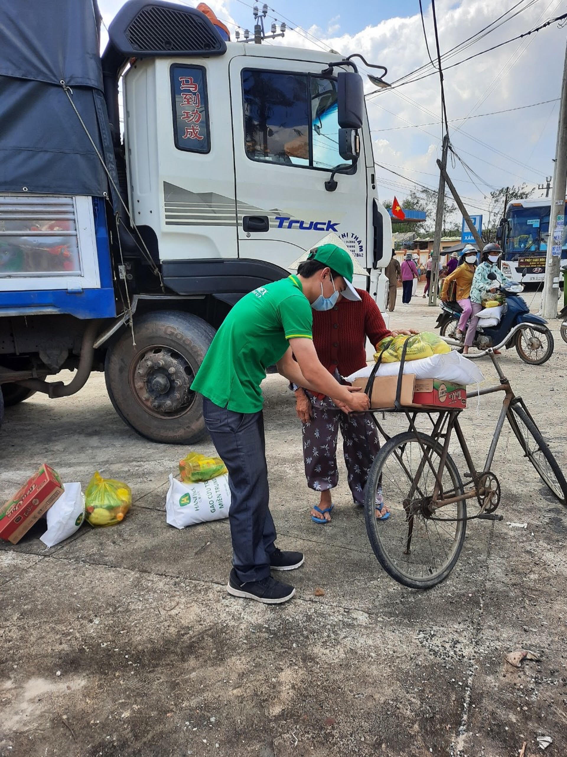 Công đoàn Hanfimex Group sát cánh cùng người dân miền Trung sau lũ