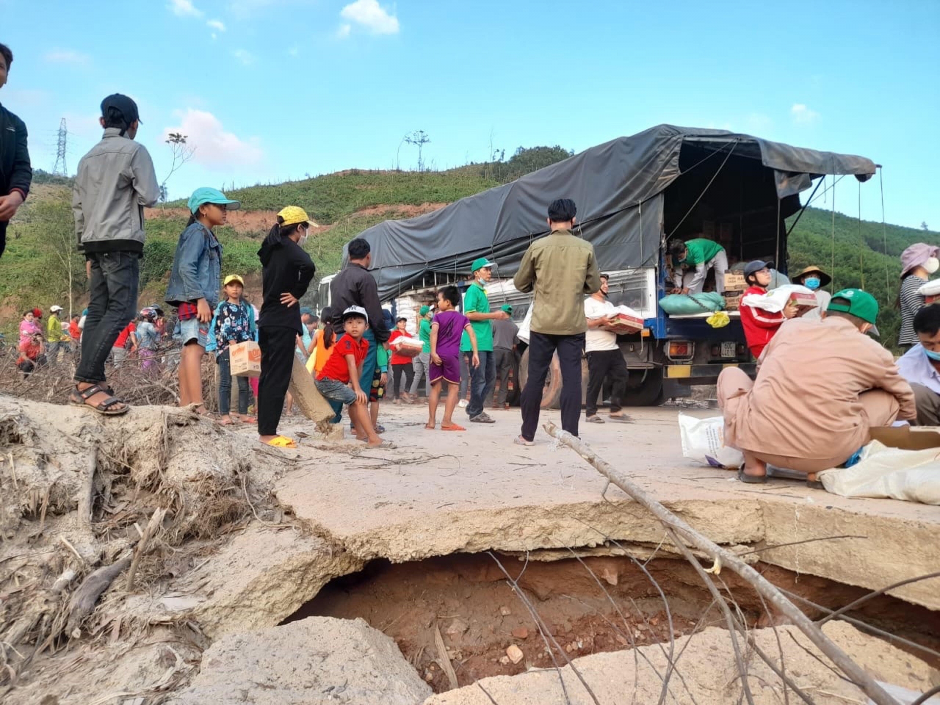 Công đoàn Hanfimex Group sát cánh cùng người dân miền Trung sau lũ