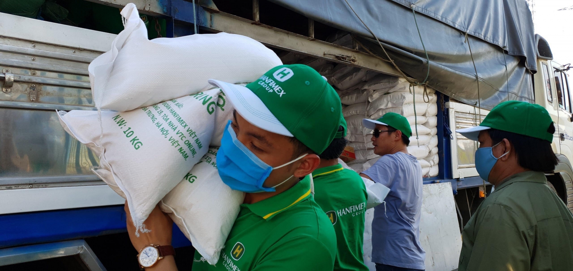 Công đoàn Hanfimex Group sát cánh cùng người dân miền Trung sau lũ