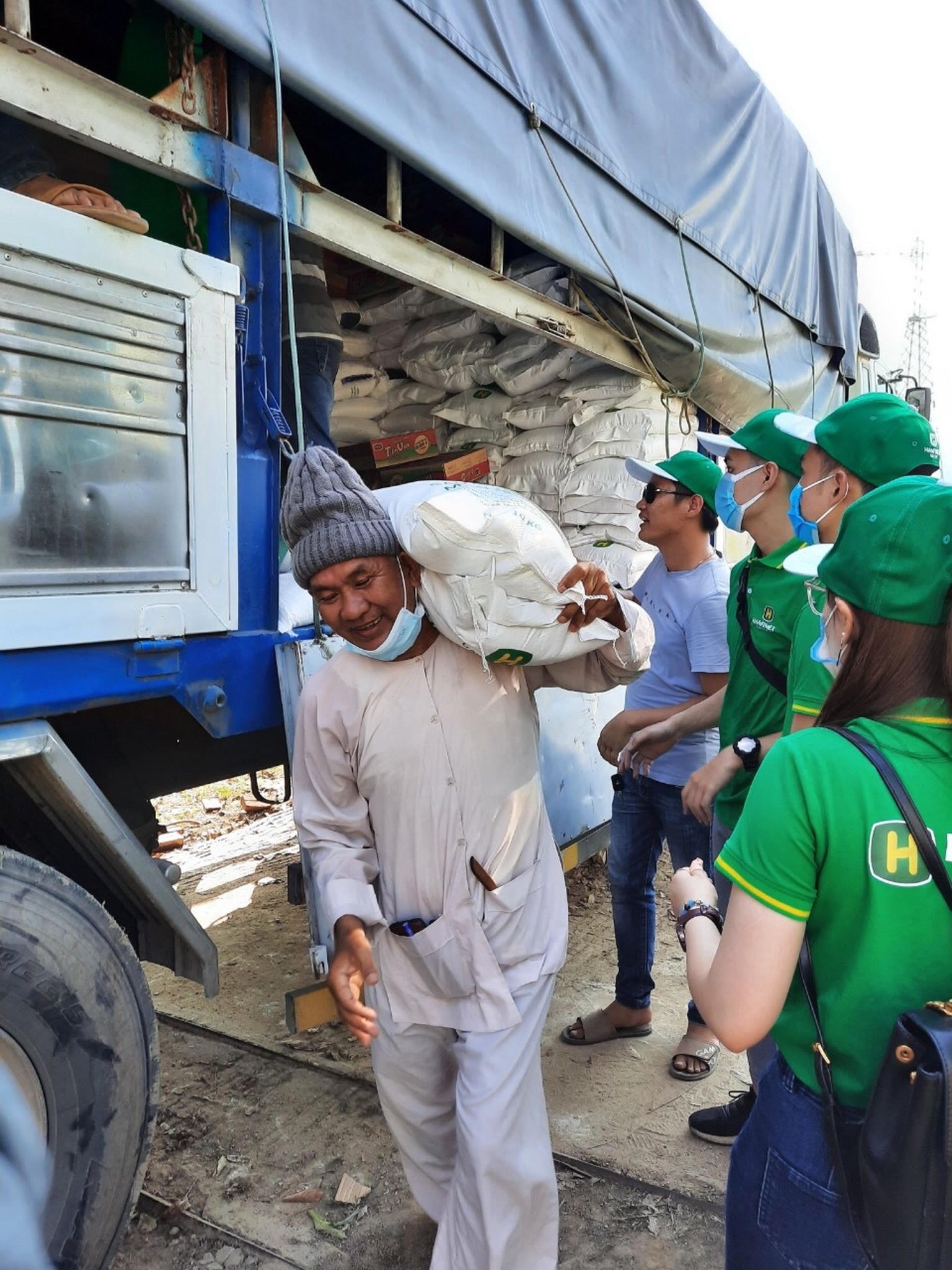 Công đoàn Hanfimex Group sát cánh cùng người dân miền Trung sau lũ