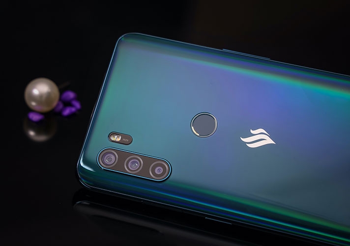 vinsmart ra mat dong dien thoai thong minh the he thu 3 mang ten vsmart active 3