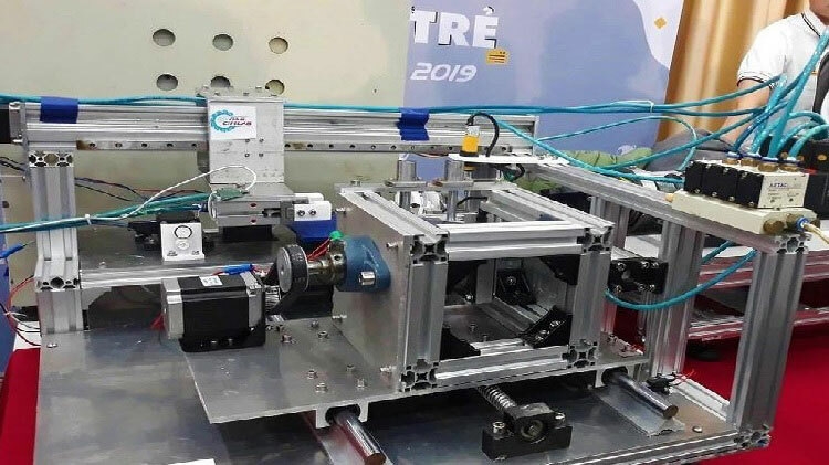 Phát minh thành công máy lấy tơ từ cây sen đầu tiên ở Việt Nam