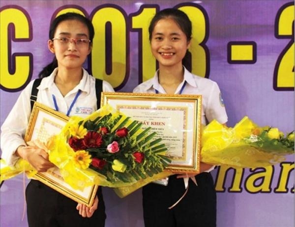 Nữ sinh 'Nhặt' bã mía, vỏ tôm sáng chế ra giấy chống thấm thay thế túi nylon nu sinh nhat ba mia vo tom sang che ra giay chong tham thay the tui nylon