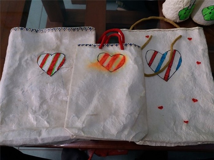 Nữ sinh 'Nhặt' bã mía, vỏ tôm sáng chế ra giấy chống thấm thay thế túi nylon nu sinh nhat ba mia vo tom sang che ra giay chong tham thay the tui nylon