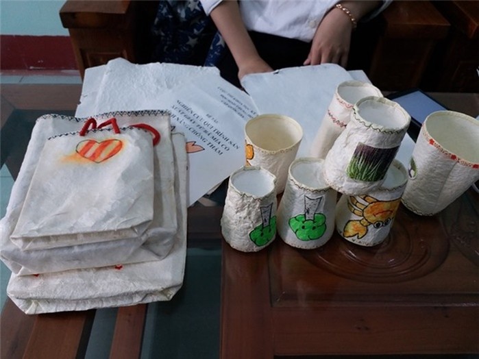 Nữ sinh 'Nhặt' bã mía, vỏ tôm sáng chế ra giấy chống thấm thay thế túi nylon nu sinh nhat ba mia vo tom sang che ra giay chong tham thay the tui nylon