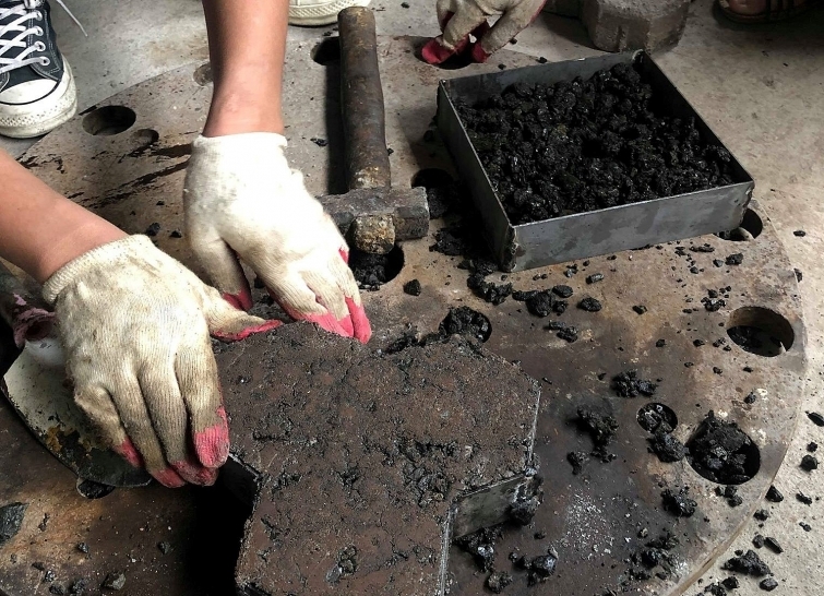 Nhóm sinh viên hành động vì môi trường sống: Gạch lát hè đường được làm từ nylon thải