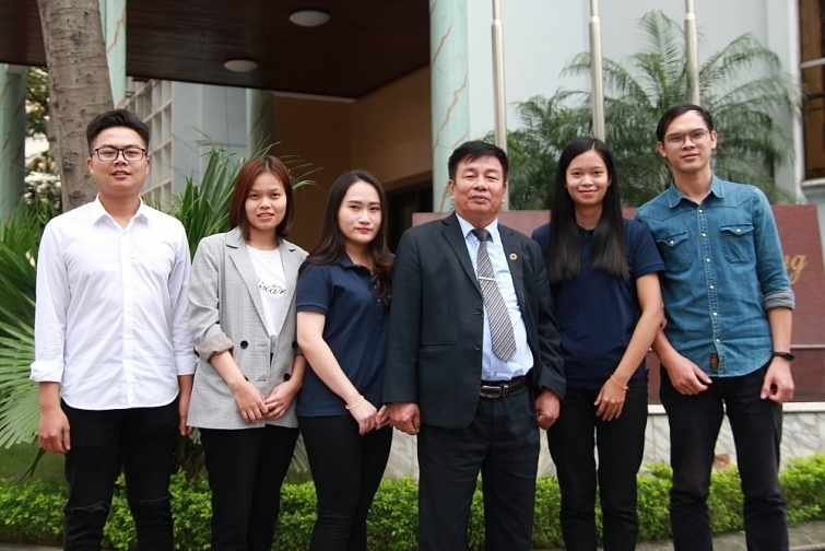 gach lat he duong duoc lam tu nilon thainhom sinh vien hanh dong vi moi truong song