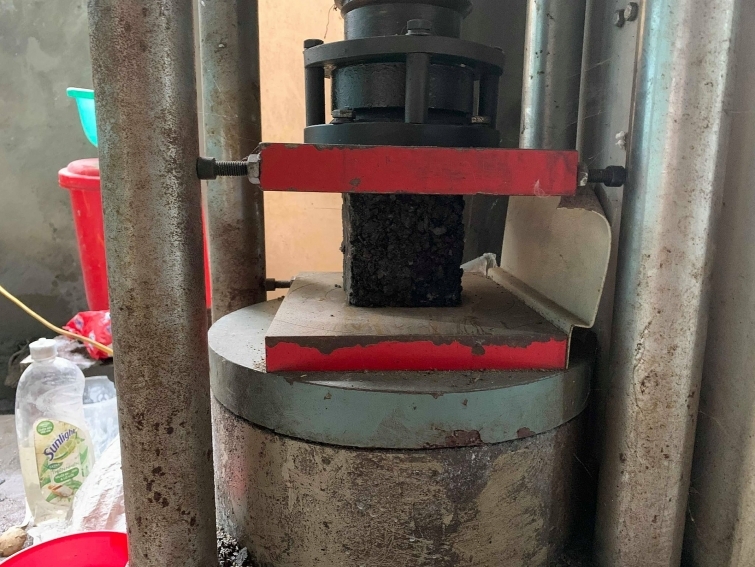 gach lat he duong duoc lam tu nilon thainhom sinh vien hanh dong vi moi truong song