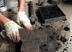 Nhóm sinh viên hành động vì môi trường sống: Gạch lát hè đường được làm từ nylon thải