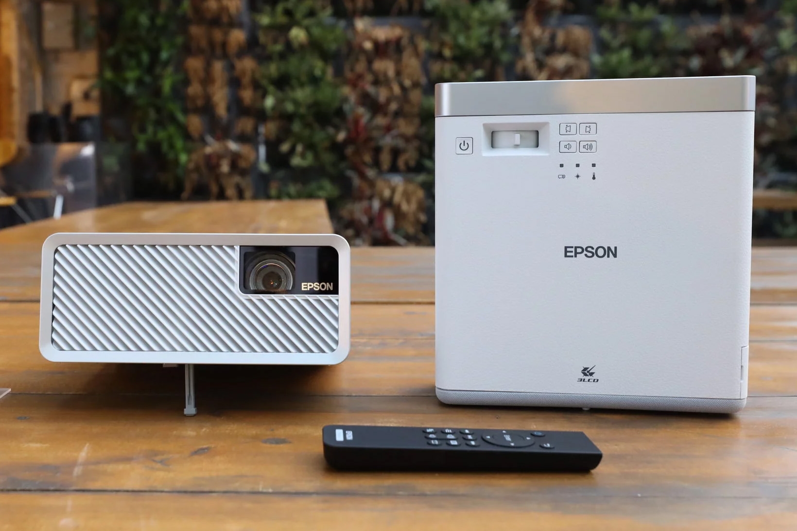 epson ef 100 may chieu 3lcd laser nho nhat the gioi da co mat tai viet nam