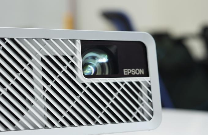 epson ef 100 may chieu 3lcd laser nho nhat the gioi da co mat tai viet nam