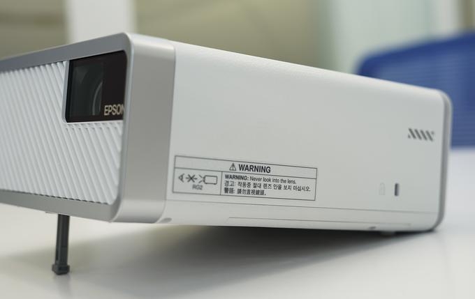 epson ef 100 may chieu 3lcd laser nho nhat the gioi da co mat tai viet nam