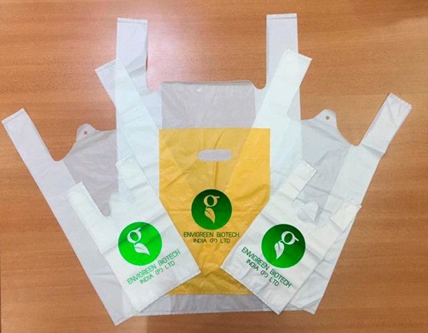 Túi nilon tự phân hủy được làm từ tinh bột sắn của Việt Nam