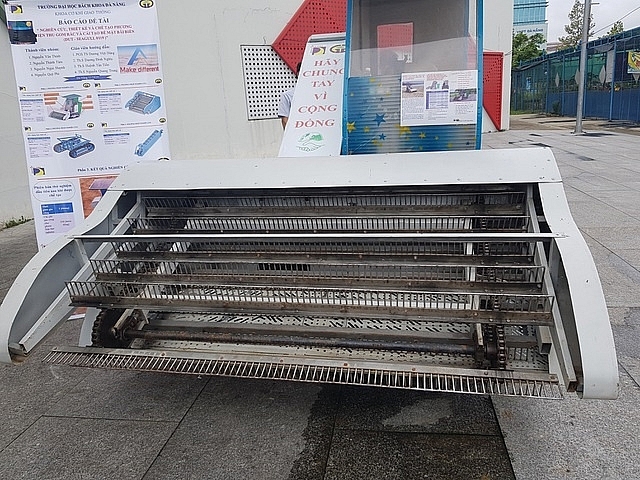 may don rac tren bai bien su sang tao cua nhom sinh vien da nang