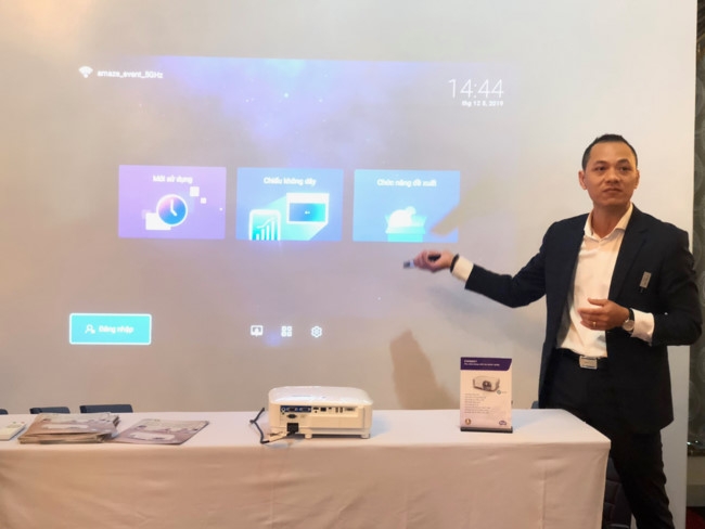 ra mat may chieu thong minh benq huong toi khach hang la doanh nghiep va giao duc