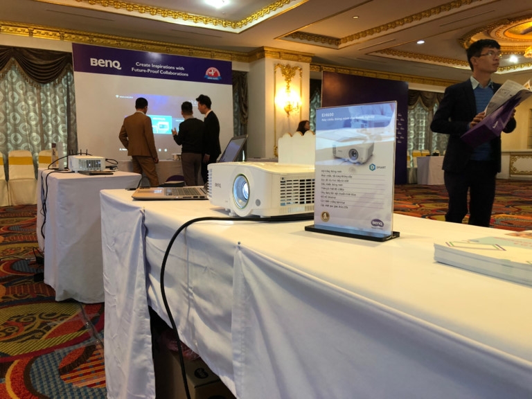 ra mat may chieu thong minh benq huong toi khach hang la doanh nghiep va giao duc