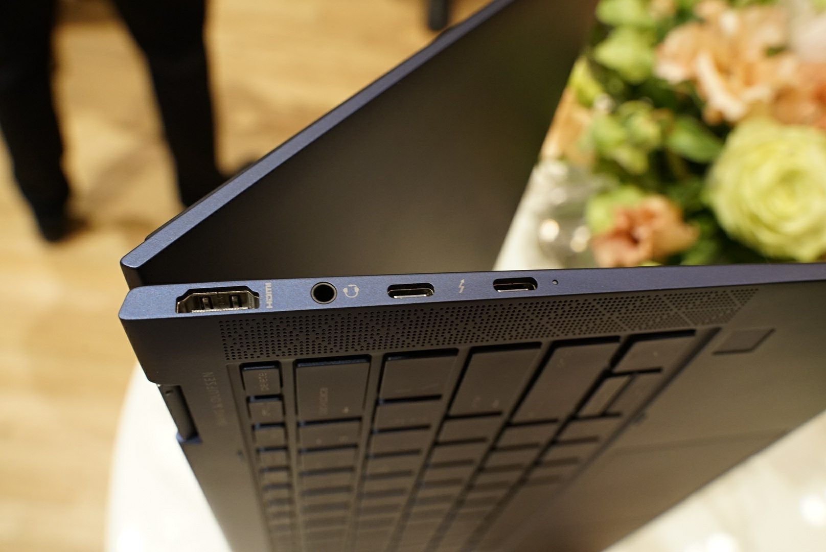 laptop hp elite dragonfly duoc trinh lang voi cac tinh nang sieu gon nhe va bao mat