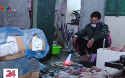 hoa binh nguoi dan ong bi luoi cua may cat co lia gan dut roi chan