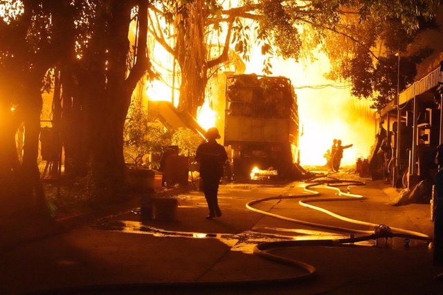 TP Hồ Chí Minh: Đang cháy cực lớn tại Công ty Phú Thịnh chuyên về nệm ghế tp ho chi minh dang chay cuc lon tai cong ty phu thinh chuyen ve nem ghe
