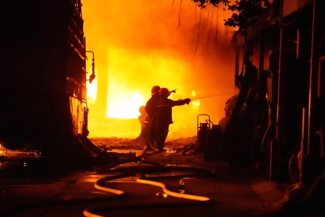 TP Hồ Chí Minh: Đang cháy cực lớn tại Công ty Phú Thịnh chuyên về nệm ghế tp ho chi minh dang chay cuc lon tai cong ty phu thinh chuyen ve nem ghe