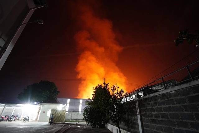 TP Hồ Chí Minh: Đang cháy cực lớn tại Công ty Phú Thịnh chuyên về nệm ghế tp ho chi minh dang chay cuc lon tai cong ty phu thinh chuyen ve nem ghe