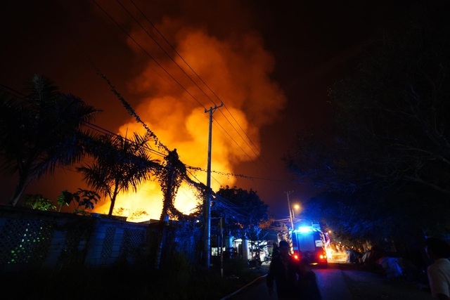TP Hồ Chí Minh: Đang cháy cực lớn tại Công ty Phú Thịnh chuyên về nệm ghế tp ho chi minh dang chay cuc lon tai cong ty phu thinh chuyen ve nem ghe