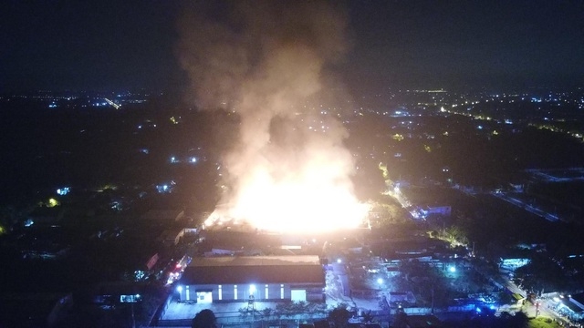 TP Hồ Chí Minh: Đang cháy cực lớn tại Công ty Phú Thịnh chuyên về nệm ghế tp ho chi minh dang chay cuc lon tai cong ty phu thinh chuyen ve nem ghe