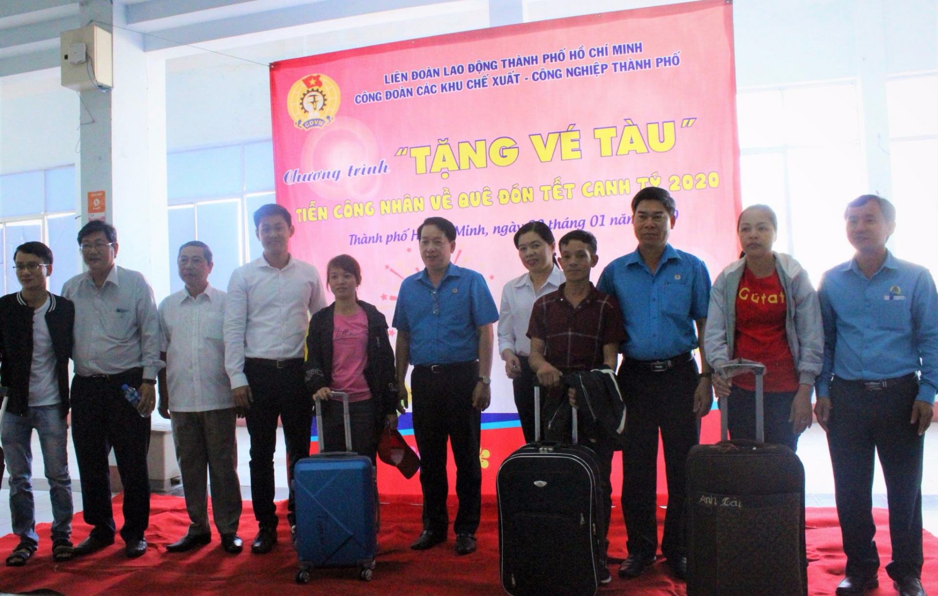 458 cong nhan hanh phuc hao huc len tau ve que an tet cung tam ve nghia tinh