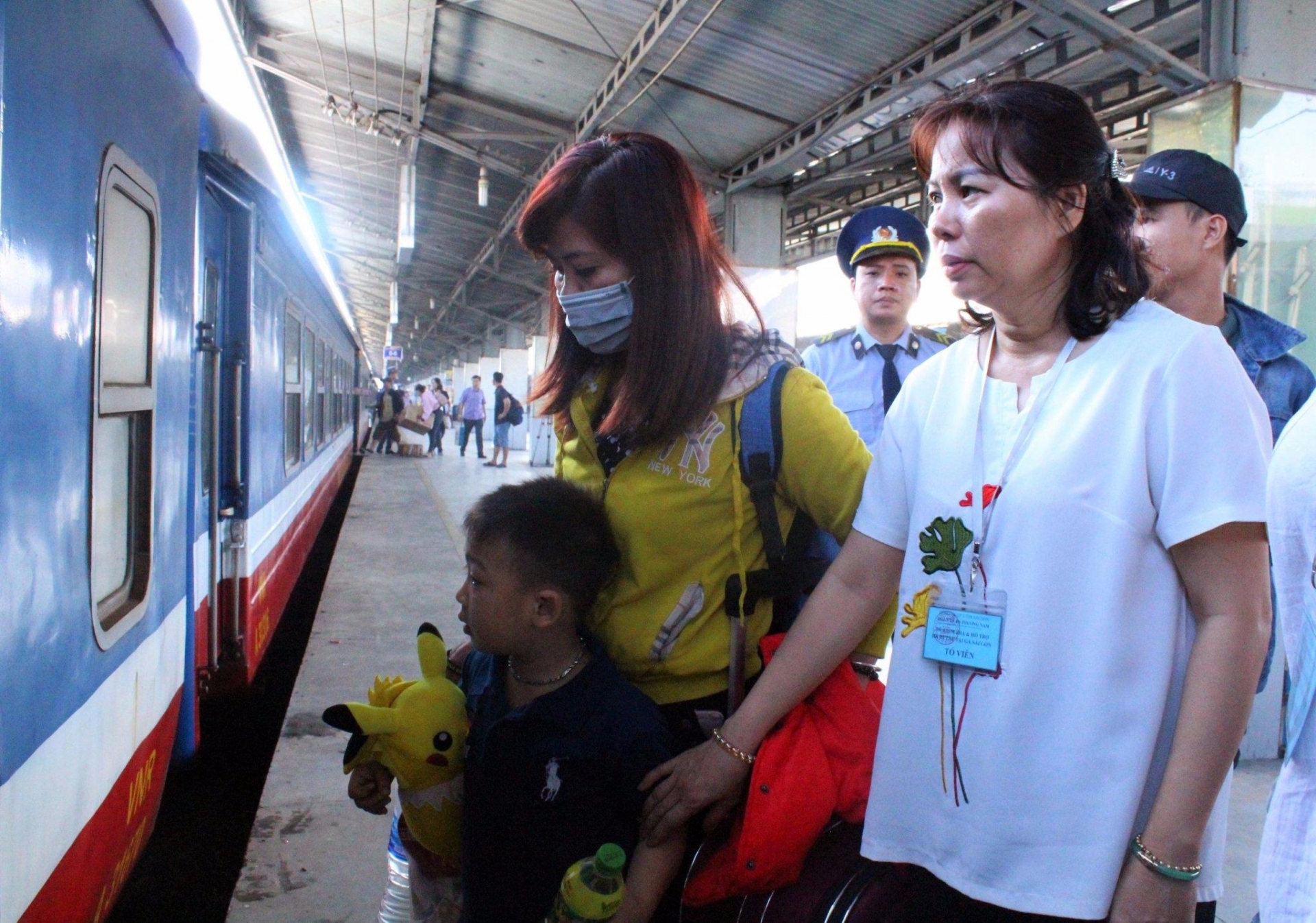 458 cong nhan hanh phuc hao huc len tau ve que an tet cung tam ve nghia tinh