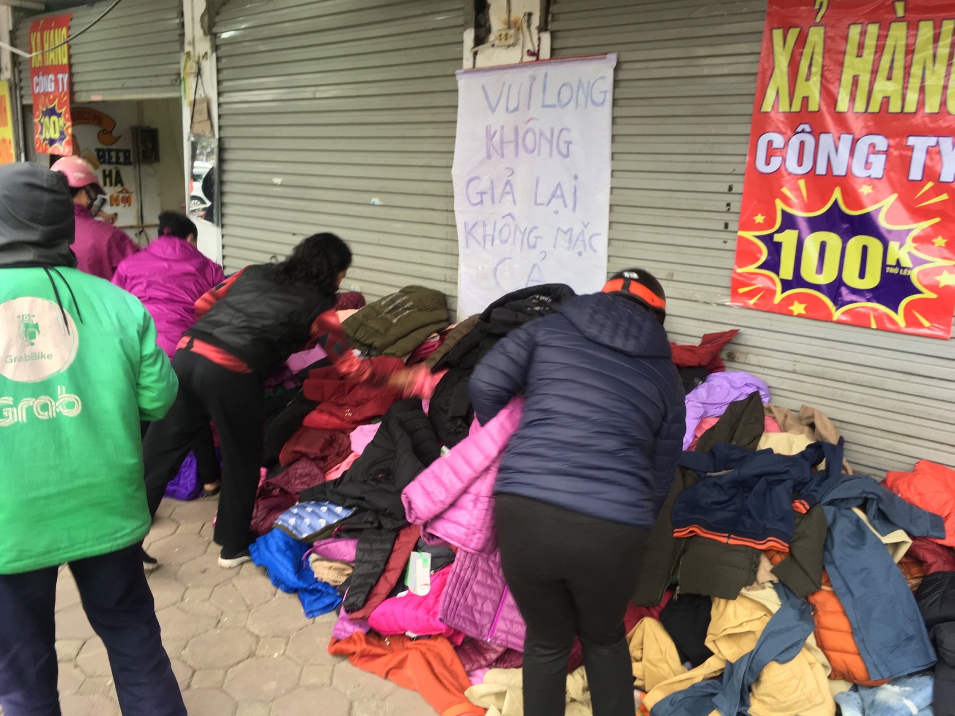 Công nhân tranh thủ thời gian, tất bật sắm Tết Nguyên đán cong nhan tranh thu thoi gian tat bat sam tet nguyen dan