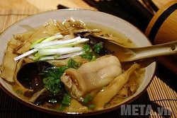 cong nhan duong sat trang hoang toa xe mang tet am ap den cho hanh khach