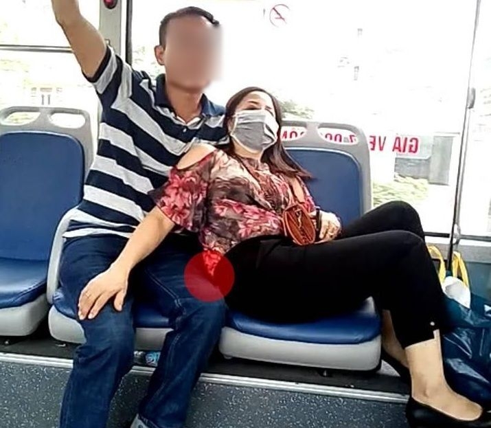 Công nhân phụ xe buýt bất lực trước ứng xử của hành khách cong nhan phu xe buyt bat luc truoc ung xu cua hanh khach