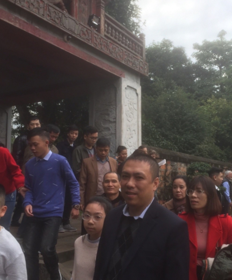 Ngàn người đến Văn Miếu, chỉ có 1 người đeo khẩu trang nhưng... sai cách phong chong virus la chi co tren internet