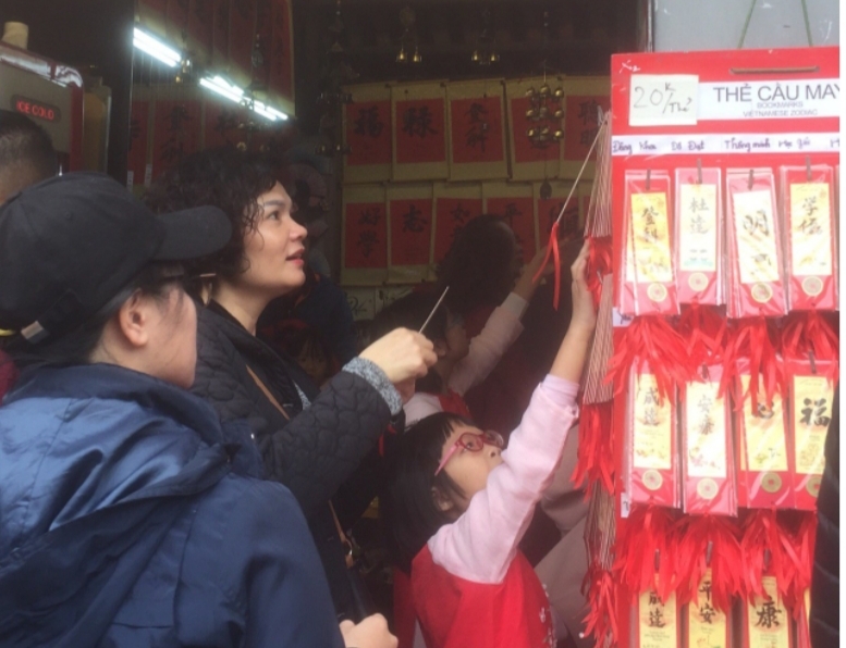 Ngàn người đến Văn Miếu, chỉ có 1 người đeo khẩu trang nhưng... sai cách phong chong virus la chi co tren internet