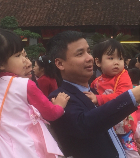 Ngàn người đến Văn Miếu, chỉ có 1 người đeo khẩu trang nhưng... sai cách phong chong virus la chi co tren internet